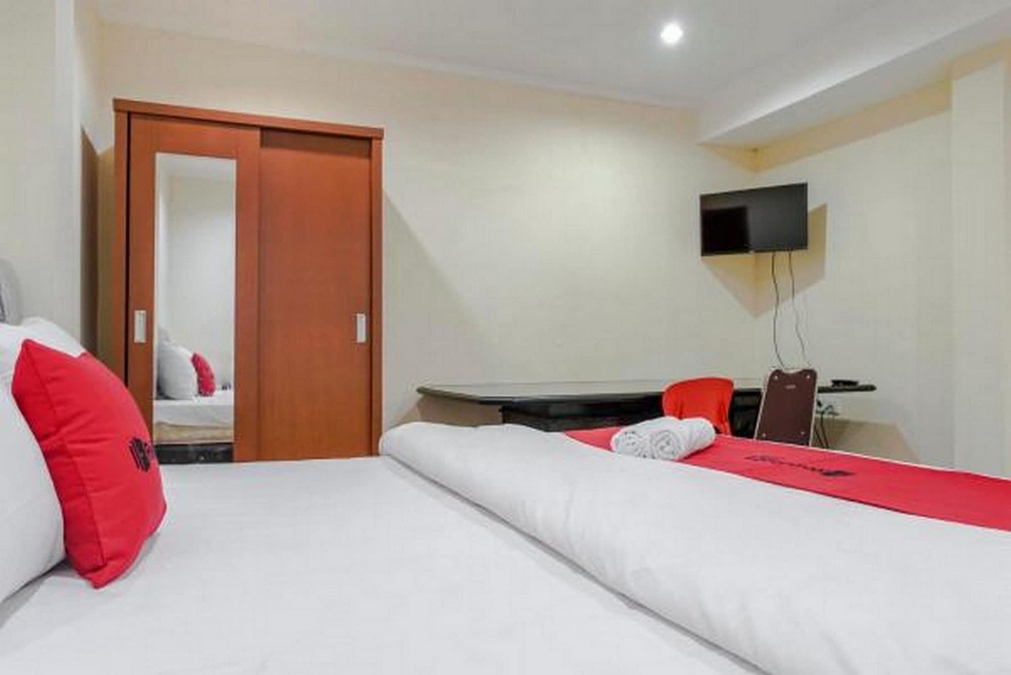 Reddoorz @ Jalan Biak Roxy Jakarta Exterior foto