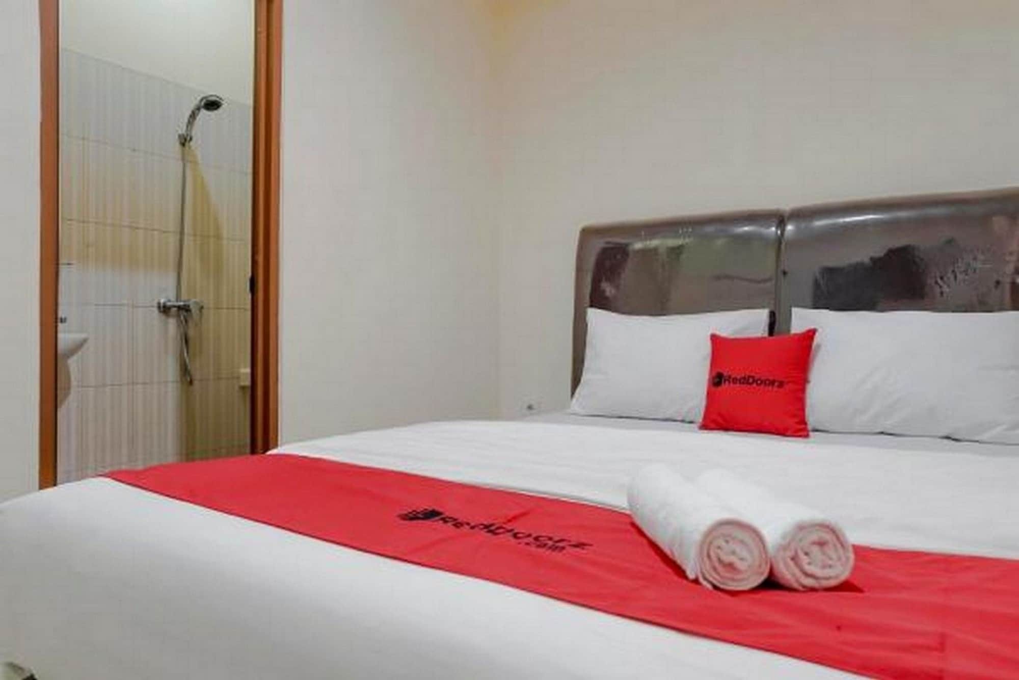Reddoorz @ Jalan Biak Roxy Jakarta Exterior foto